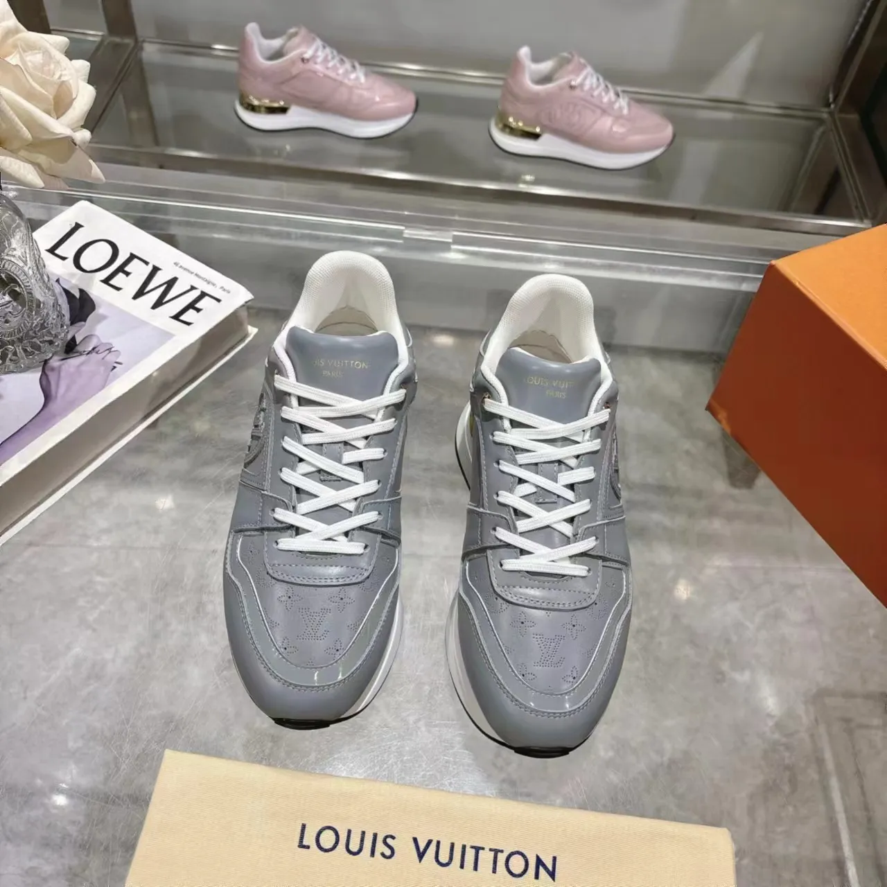 [L Family] P: 760💰Size 35-42 for women, 39-46 for men, (41.42 for women, 45.46 for men, customized) .LV Donkey Brand 🔥🔥LOUIS VUITTON Louis Vuitton's official website synchronizes the 2025 autumn and winter couple's models, which are now on the market, this Neo Run Away sneakers are inspired by running shoes, integrating LV's iconic must-have shoes into the trend. This version is a 1:1 replica of the original version. It is made of two-tone calfskin to highlight its simple lines and unique wedge outsole. Key details include the LV initials on the side and an engraved gold heel stabilizer on the back plus a 2cm hidden insole.